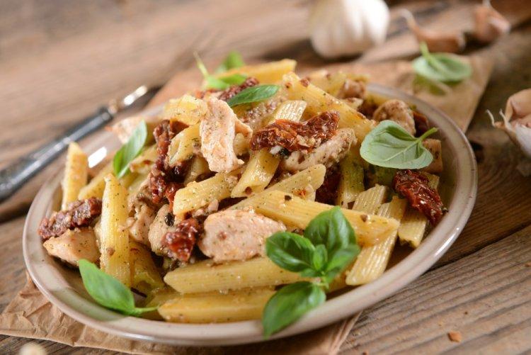 Pasta con pollo y tomates secos en salsa cremosa