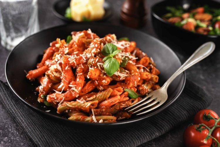 Pasta con tomates secos y aceitunas