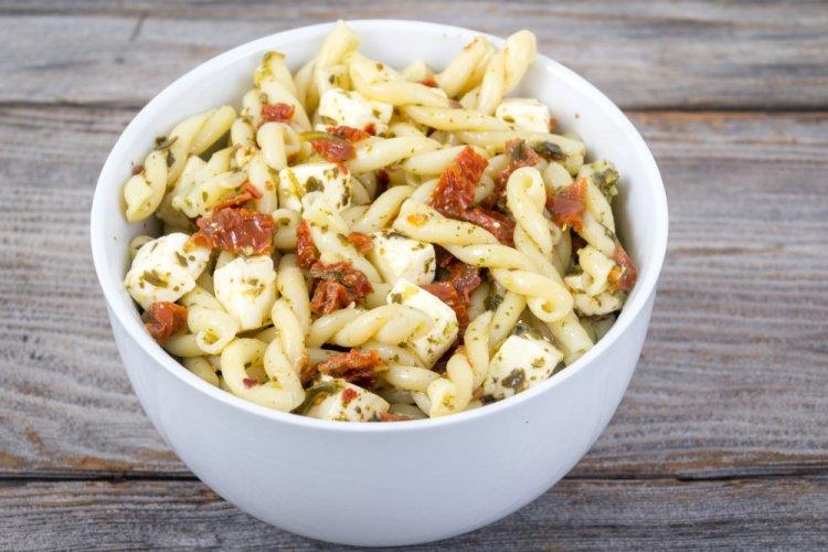 Pasta con tomates secos y queso feta