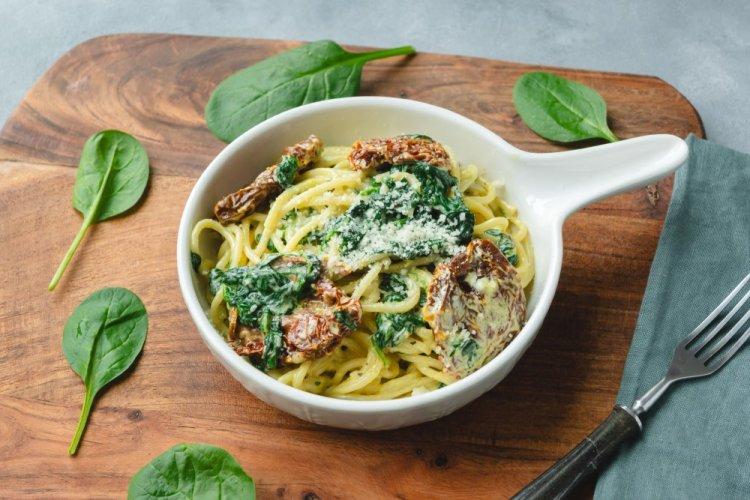 Pasta con espinacas y tomates secos