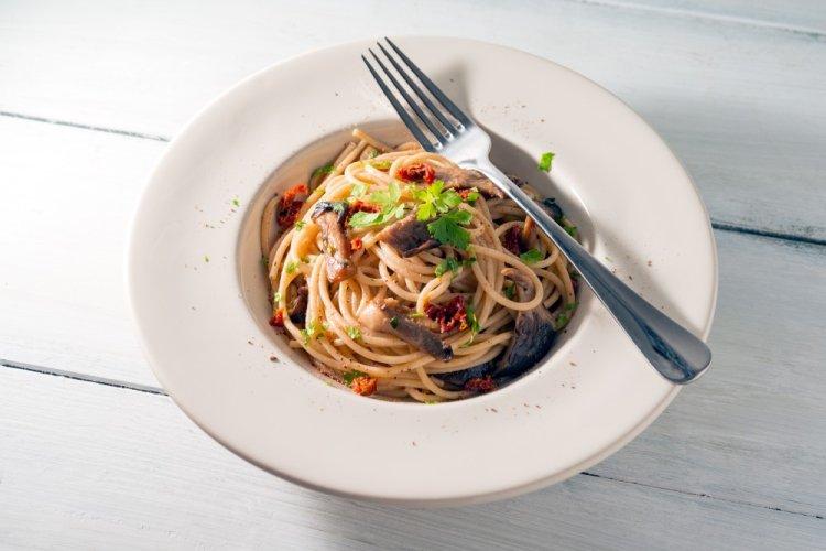 Pasta con champiñones salteados y tomates secos