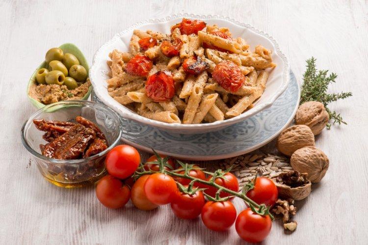 Pasta con atún y tomates secos