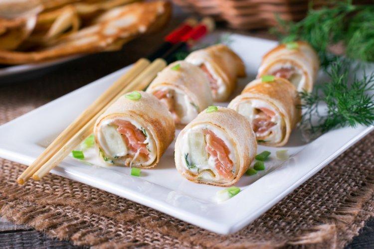 Rollos de crepes con salmón y queso crema
