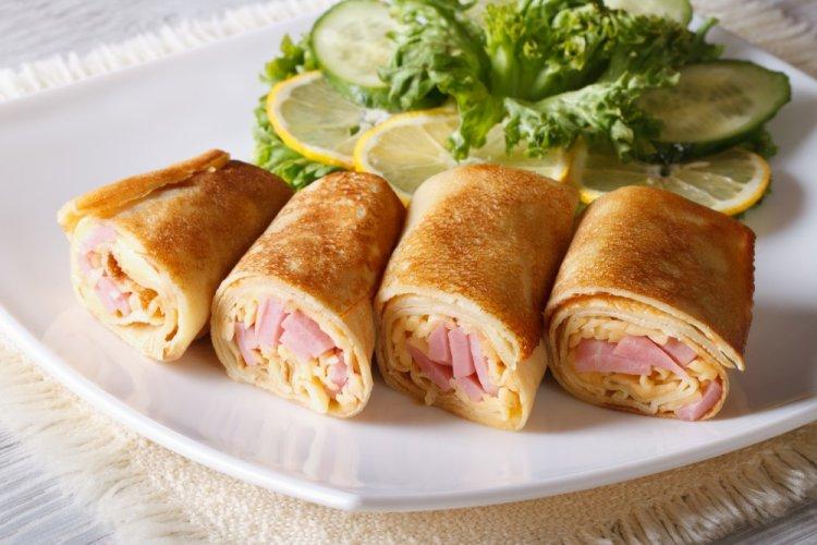 Rollos de crepes con jamón y queso