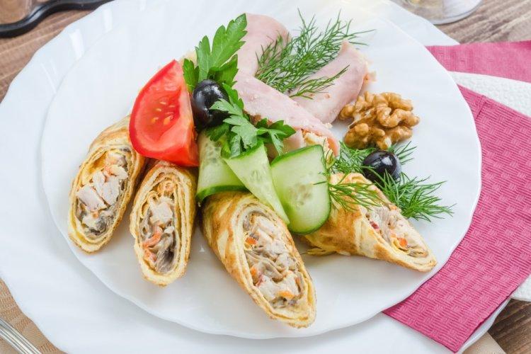 Rollos de crepes con pollo y champiñones salteados