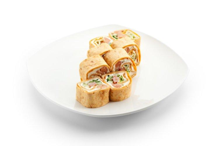 Rollos de crepes con pollo y col china
