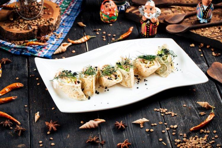 Rollos de crepes con palitos de cangrejo y huevo