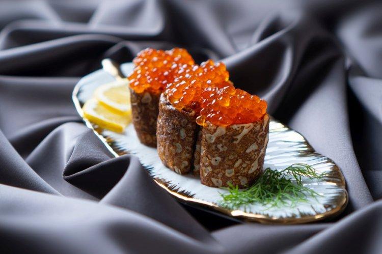 Rollos de crepes con caviar rojo y queso crema