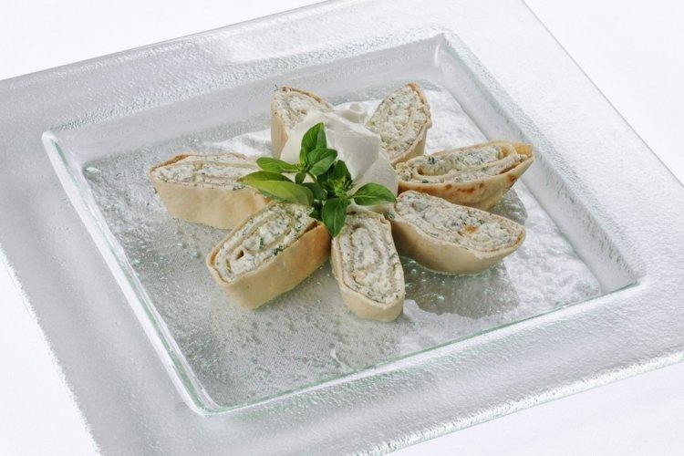 Rollos de crepes con requesón y hierbas