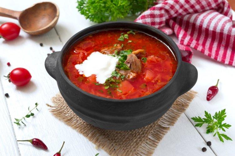 Borscht clásico en caldero afgano