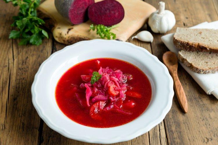 Borscht con tomates y pimientos en caldero afgano