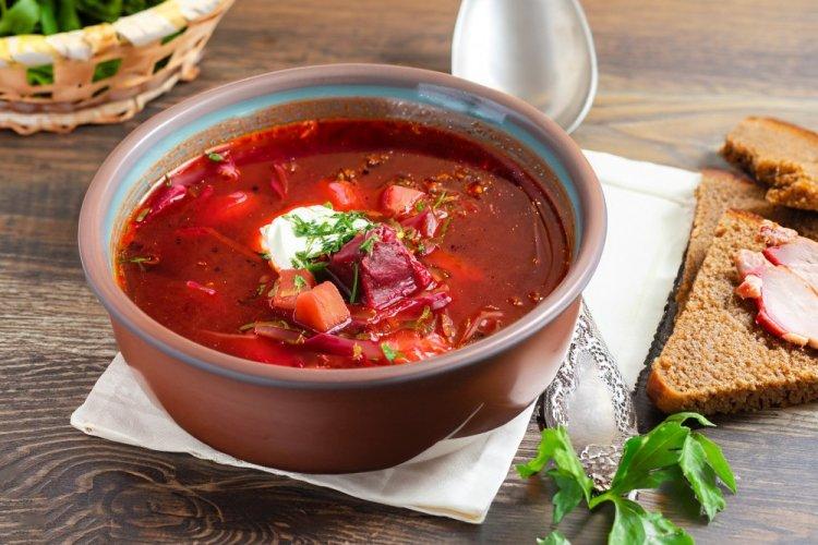Borscht con salsa de tomate en caldero afgano