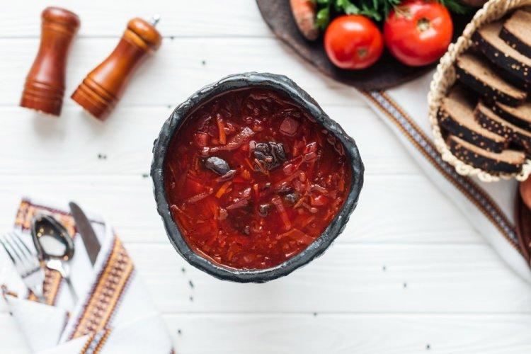 Borscht con ternera y ciruelas pasas en caldero afgano