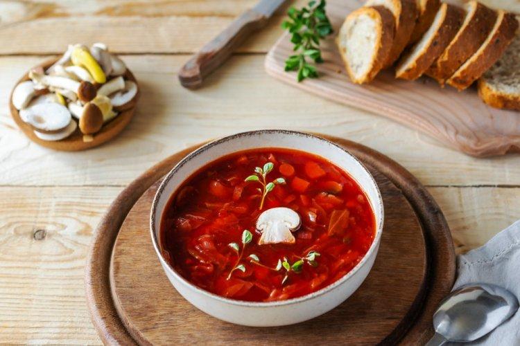 Borscht vegetariano con champiñones en caldero afgano