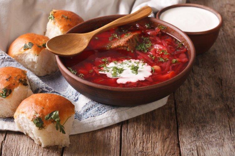 Borscht de cordero con judías en caldero afgano