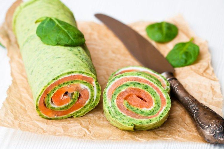 Rollo de espinacas con salmón y queso crema