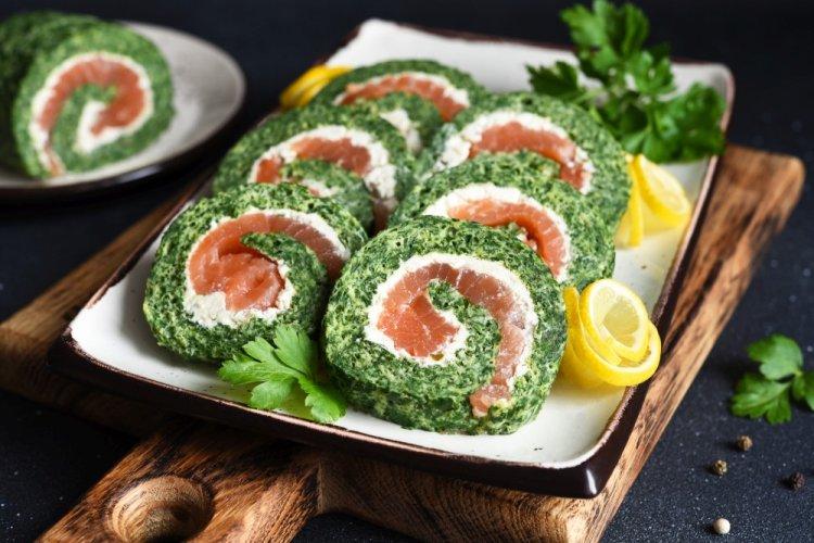 Rollo de espinacas congeladas con salmón