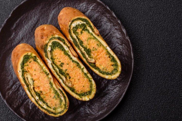 Rollo de espinacas con crema de zanahoria