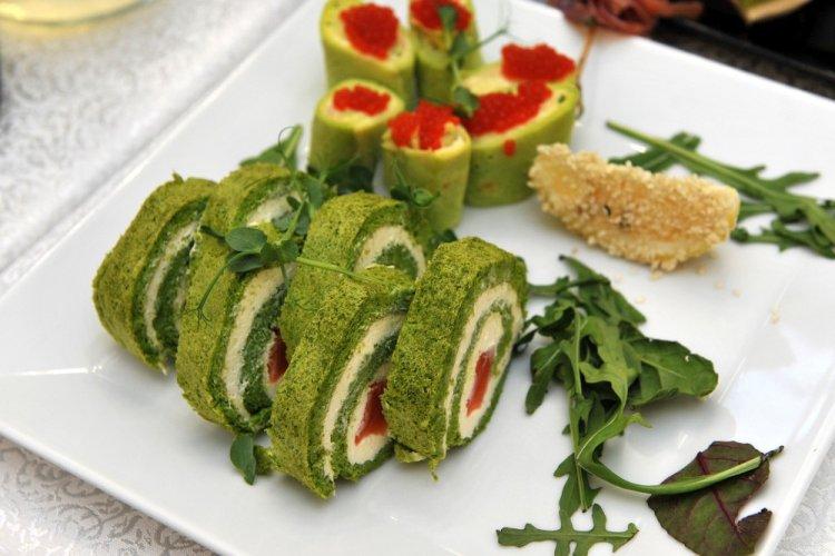 Rollo de espinacas con queso feta y tomates secos