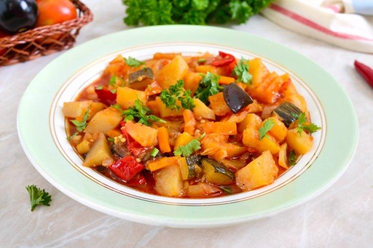 Potatoes with Vegetables in an Afghan Kazan