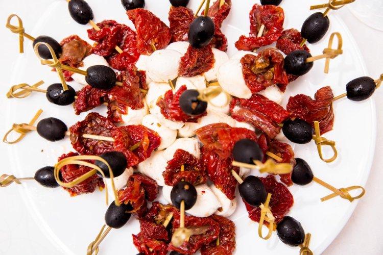 Canapés con mozzarella, tomates secos y aceitunas