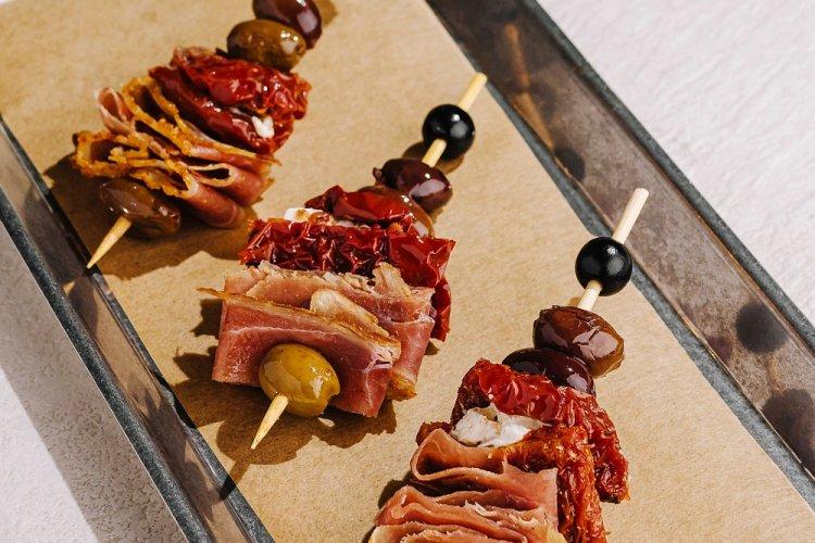 Canapés con prosciutto y tomates secos