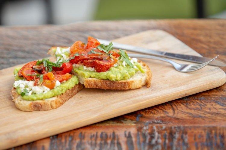 Canapés con tomates secos y aguacate
