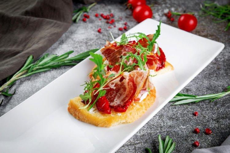 Canapés con tocino y tomates secos