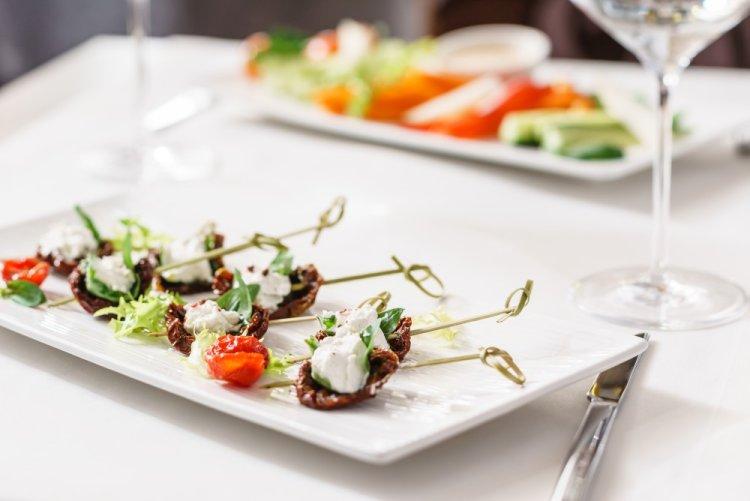 Canapés con tomates secos y salsa pesto