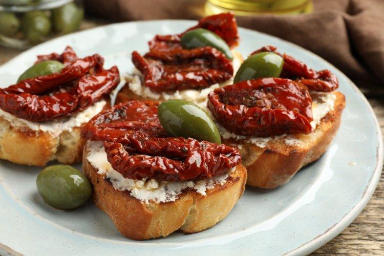 Canapés con tomates secos, queso Brie y pasta de tapenade