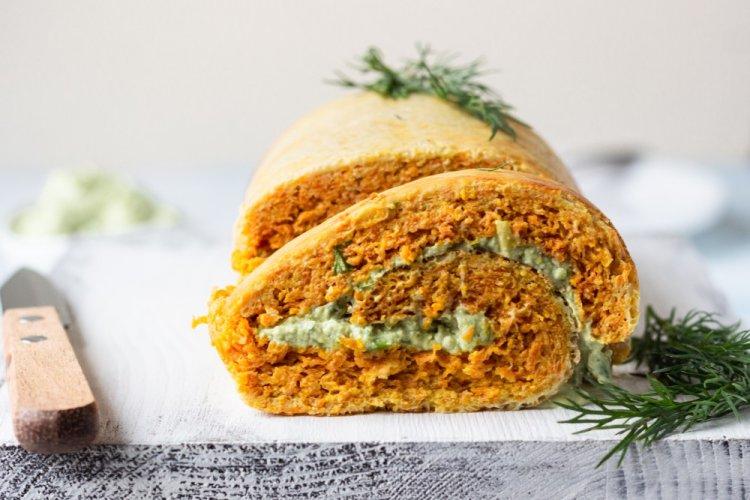 Rollo de zanahoria con queso crema y hierbas