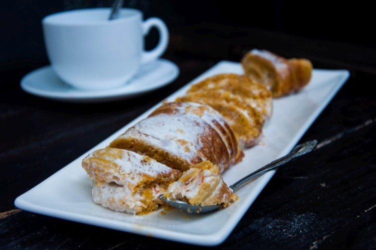 Rollo de zanahoria con leche condensada y bayas