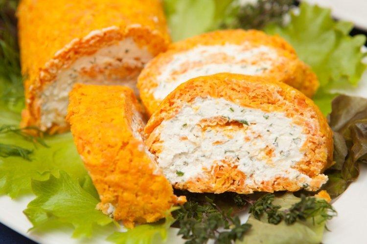 Rollo de zanahoria con queso fundido y cebollino