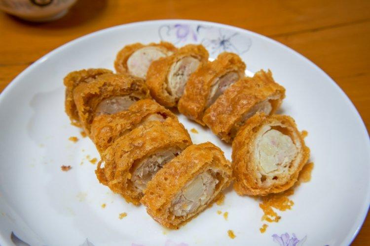 Rollo de zanahoria con pollo y queso