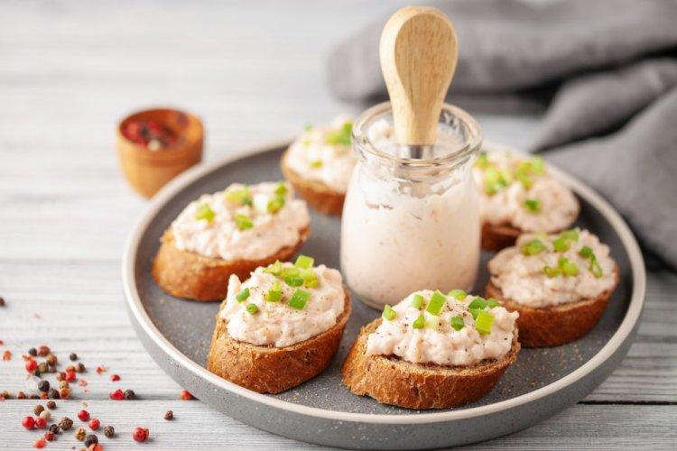 Tuna Canapés with Cream Cheese