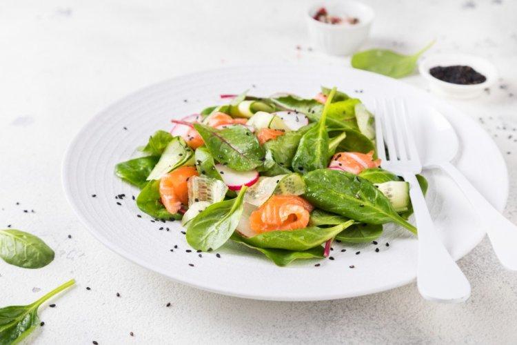 Salad with Spinach, Radishes, and Lightly Salted Trout