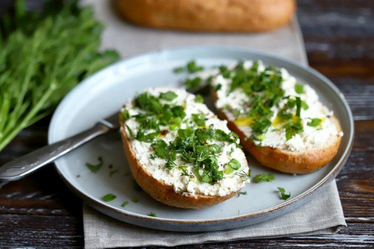 Cream Cheese Spread with Garlic and Herbs