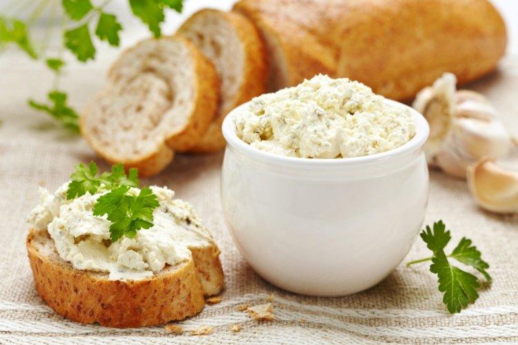 Cream Cheese and Roasted Garlic Spread for Sandwiches