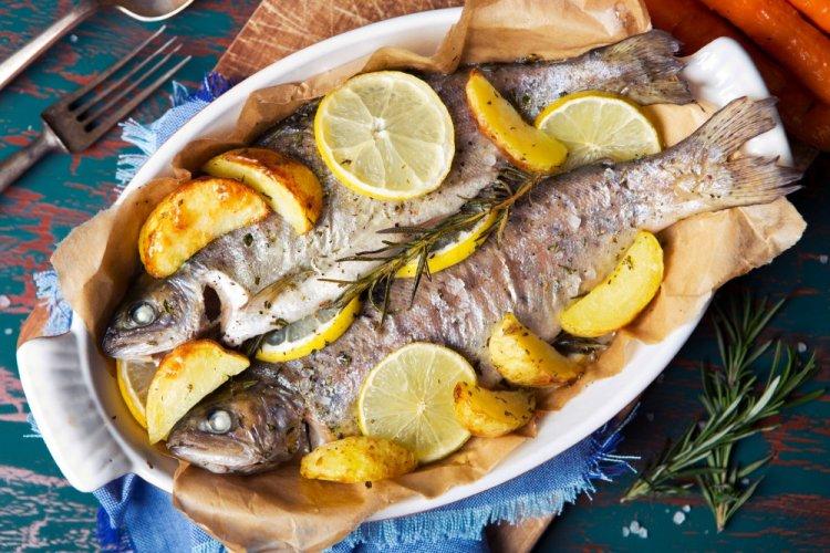 Trucha entera con patatas y romero al horno