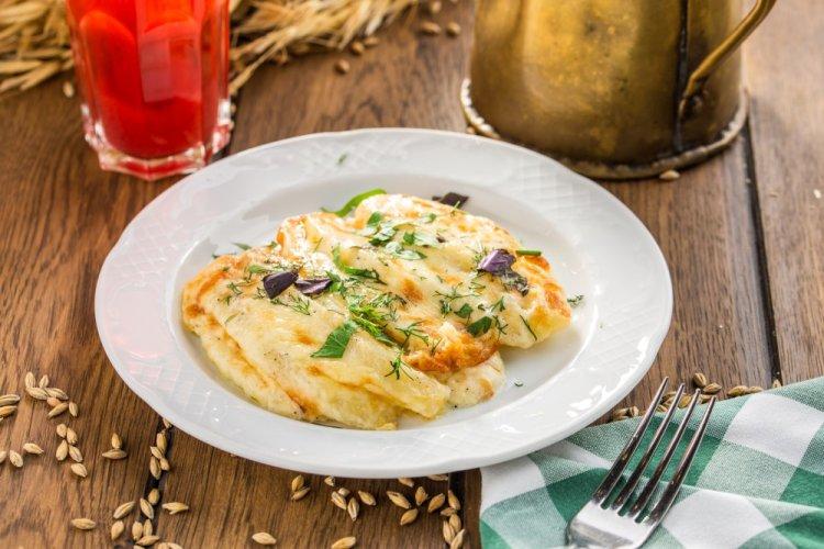 Filetes de trucha con patatas gratinadas con queso al horno