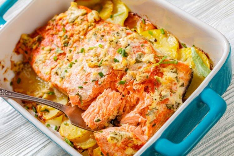 Trucha con patatas gratinadas al horno
