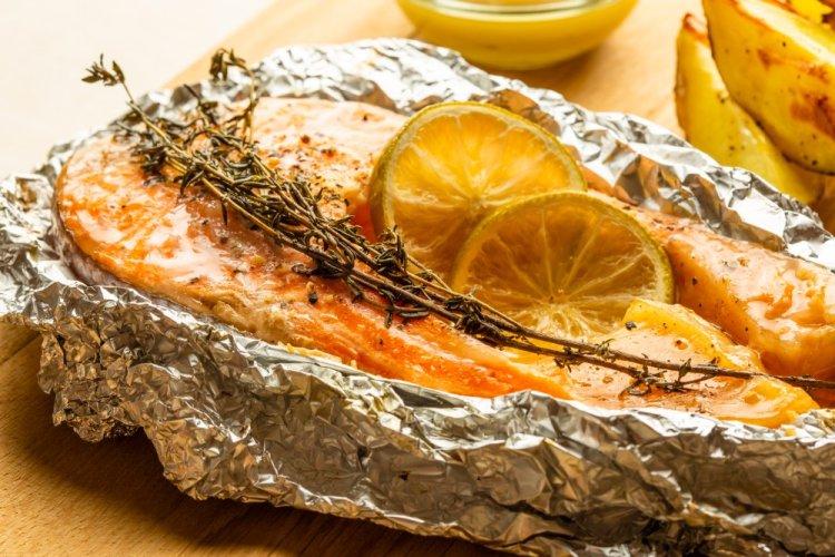 Trucha al horno con patatas y limón en papel de aluminio
