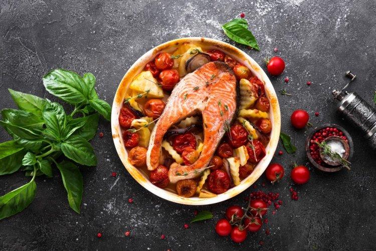 Trucha al horno con patatas y tomates