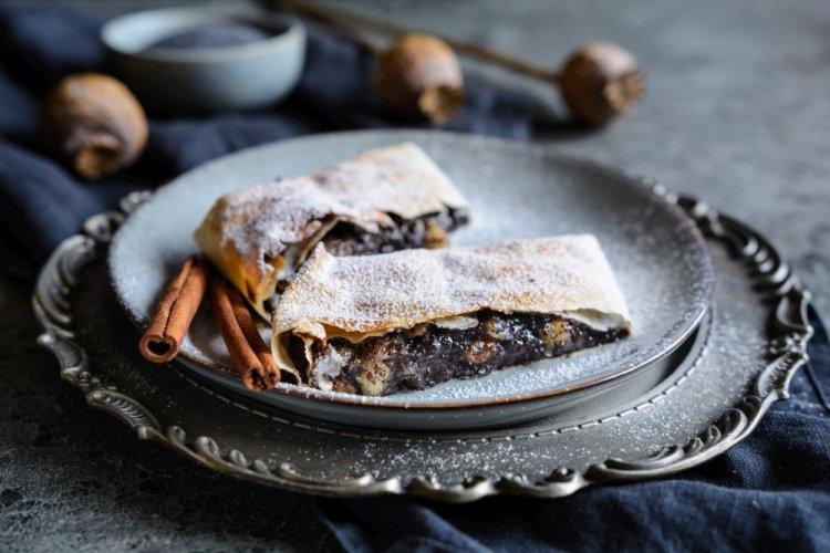 Strudel de masa filo con manzanas y amapola