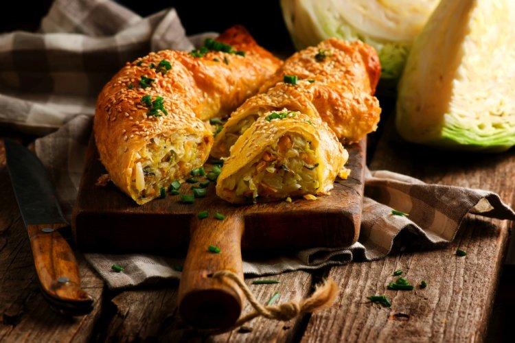 Strudel de masa filo con col estofada