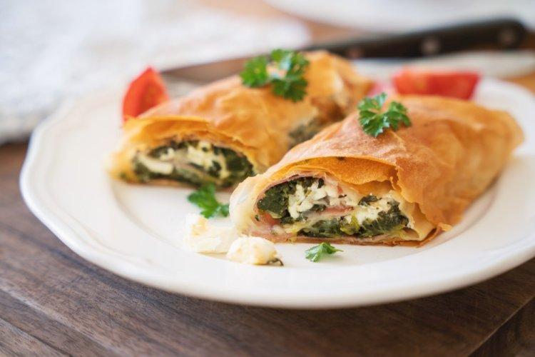 Strudel de masa filo con espinacas y queso