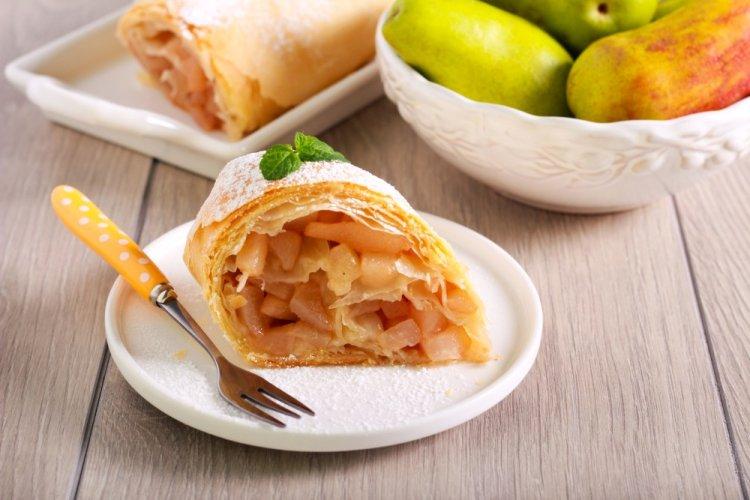 Strudel de masa filo con pera y nueces