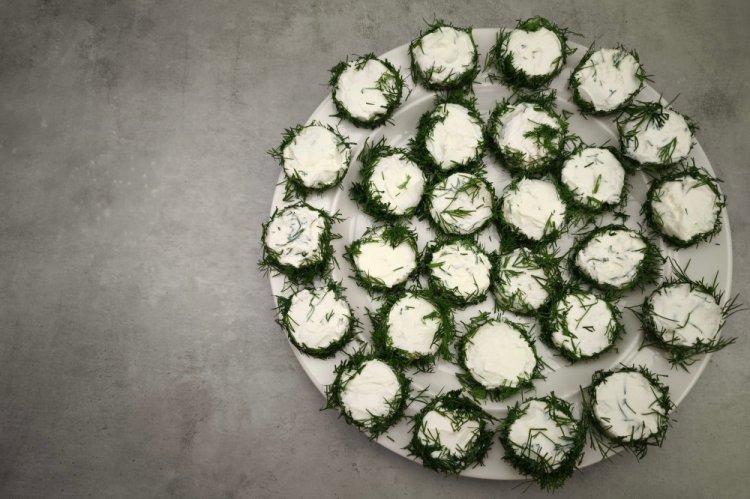 Canapés with Herbs and Cream Cheese