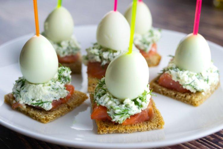 Canapés with Cream Cheese, Quail Eggs, and Red Fish