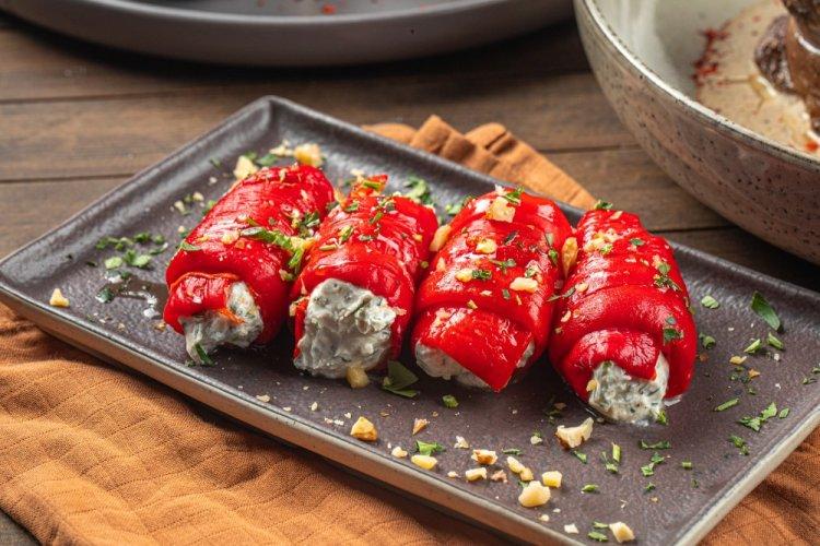 Canapés with Cream Cheese and Bell Pepper